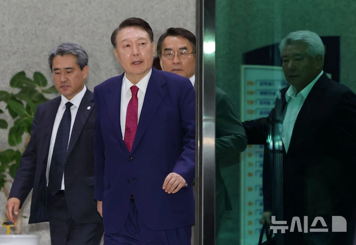 윤석열 전 대통령이 5일 오후 서울고검에 마련된 내란특검 사무실에서 2차 조사를 마친 뒤 귀가하고 있다 / 뉴시스