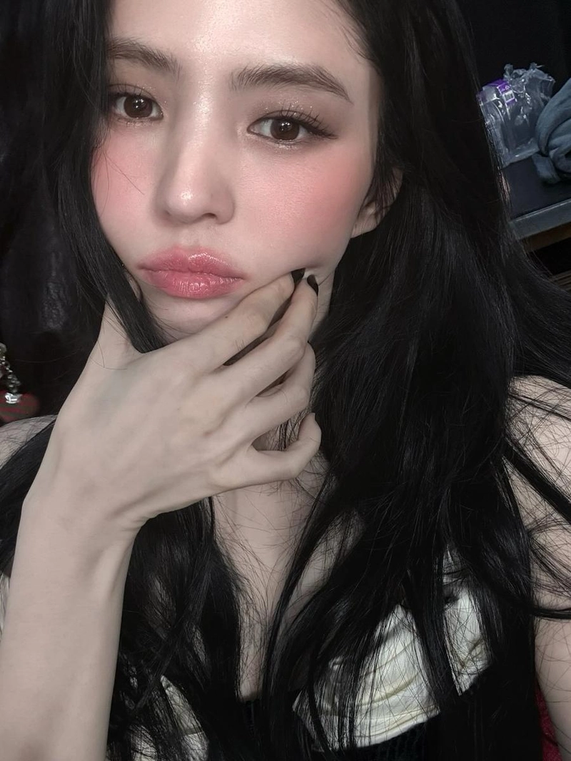 “모든 시선이 머무는 순간”…한소희, 깊어진 여름→도도한 셀카 미학