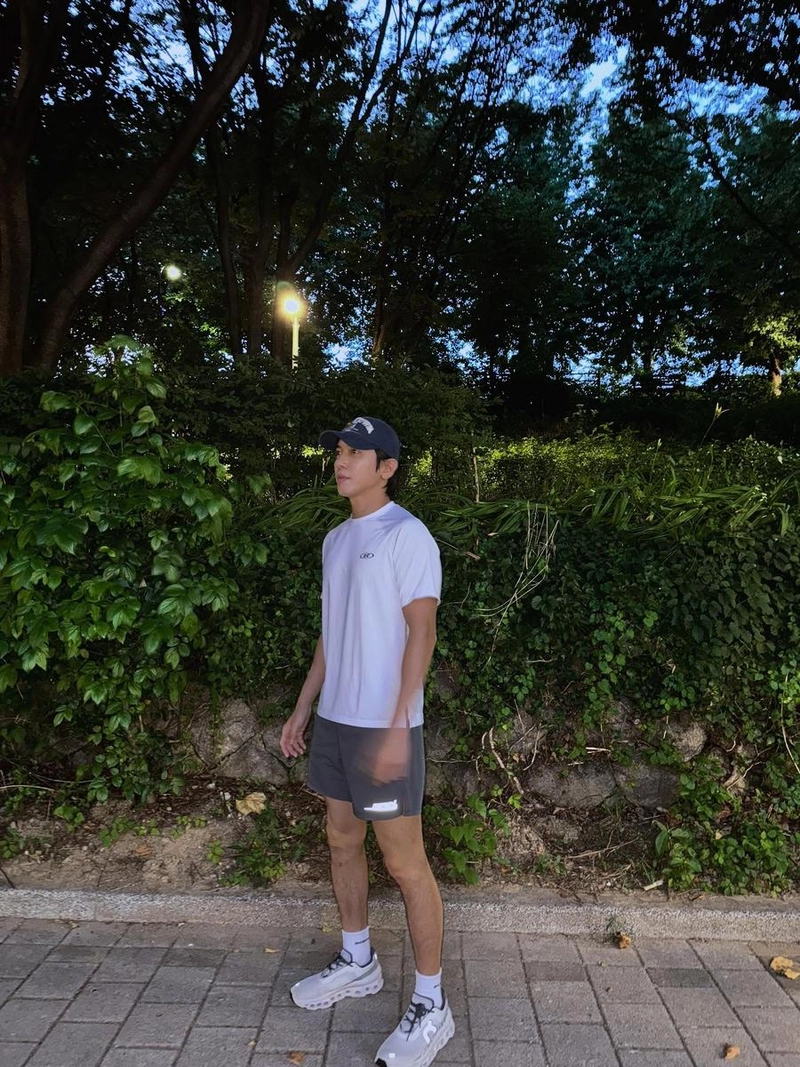 “여름밤, 함께 걷는 기분”…정용화, 산책로 위에서→청량 감성 폭발 / 그룹 씨엔블루 정용화 인스타그램