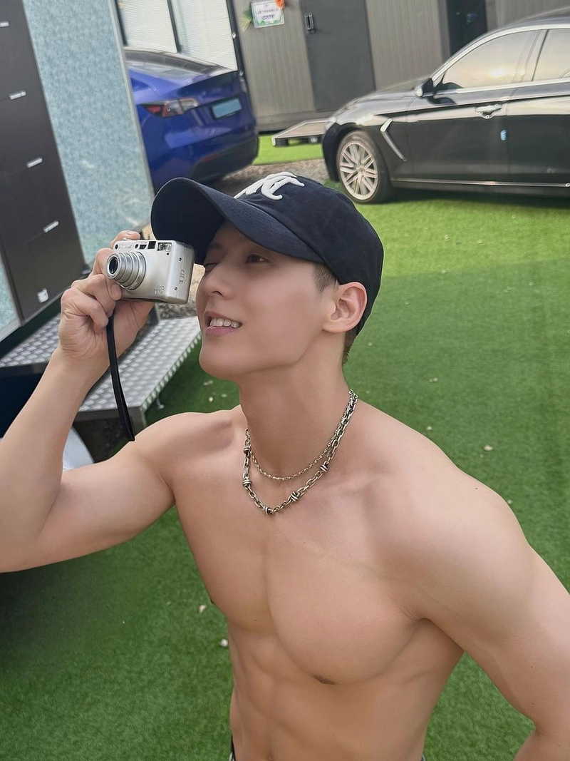 “수줍은 미소 그 위에 여름”…이민혁, 물방울 속 반전→시선 강탈 셔터 / 그룹 비투비 이민혁 인스타그램