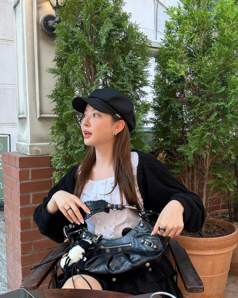 “여름 오후의 대화”…조수민, 자유로운 표정→시크 감성 발산 / 배우 조수민 인스타그램