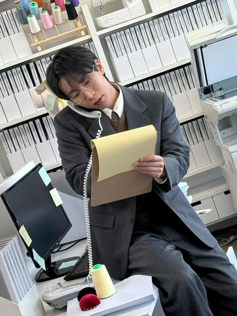 “월요일을 버티는 시간”…서은광, 진중한 표정→직장인 변신 / 그룹 비투비 서은광 인스타그램
