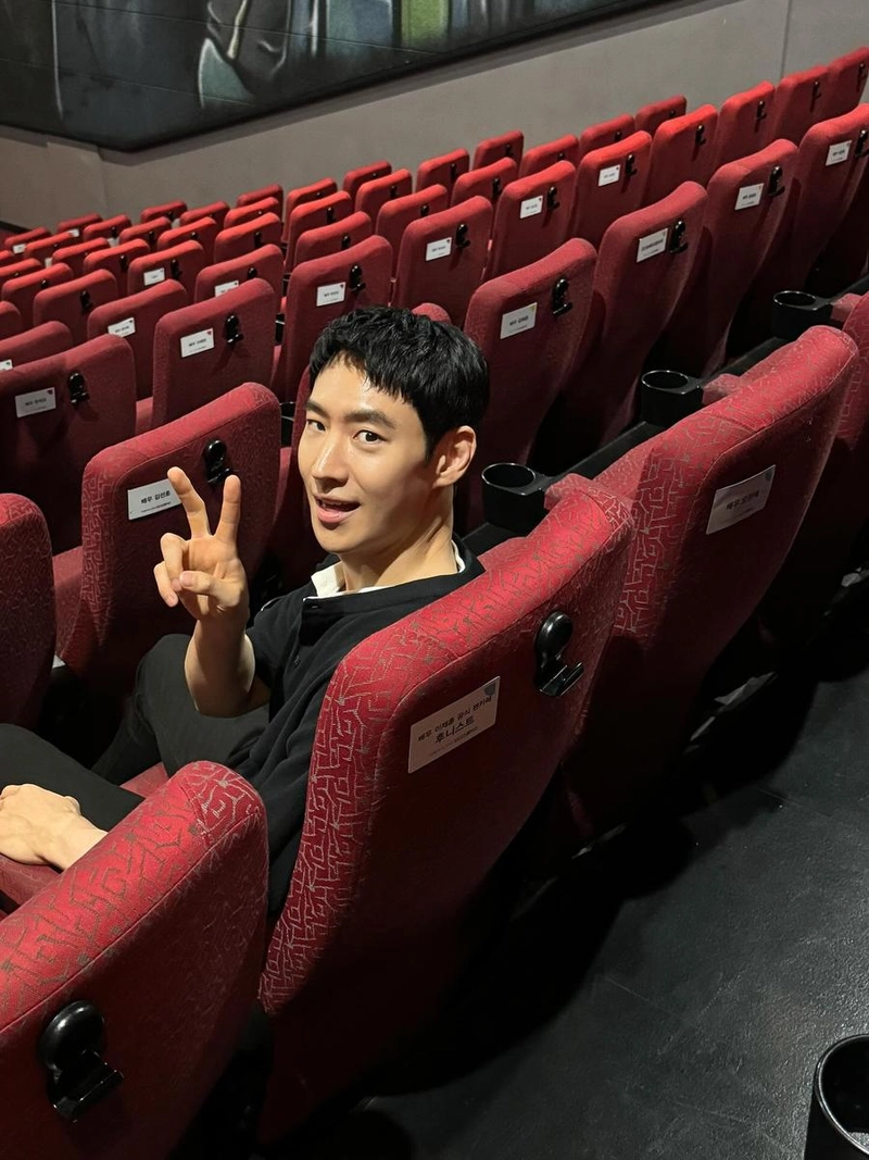 “진심 담긴 고마움”…이제훈, 여름 더위 속 미소→관객석에서 전한 다짐 / 배우 이제훈 인스타그램