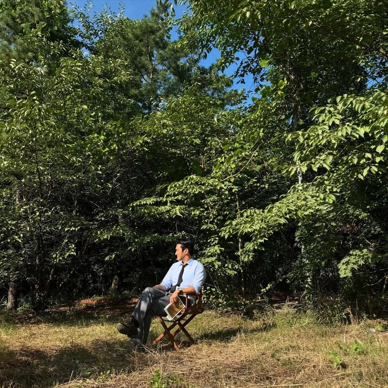 “푸른 그림자 아래 잠시 멈춘”….최시원, 여름 숲속→고요한 사색의 순간 / 그룹 슈퍼주니어 최시원 인스타그램