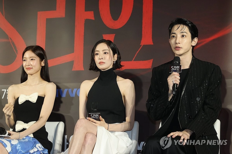 배우 이수혁이 7일 서울 용산구 CGV용산아이파크몰에서 열린 웨이브 새 오리지널 시리즈 'S라인' 시사회 및 제작발표회에서 인사말을 하고 있다. 2025.7.7 / 연합뉴스