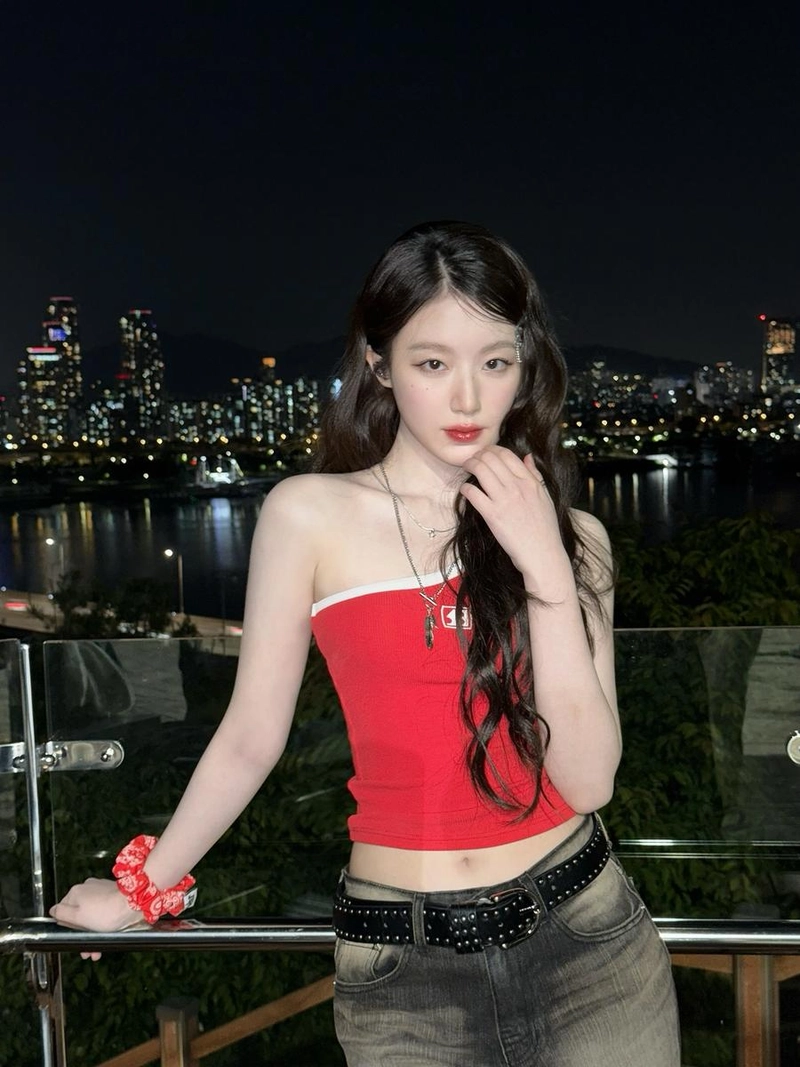 “도시 불빛 아래 깊이 잠긴 시선”…슈화, 여름밤의 고요함→압도적 존재감 / 걸그룹 아이들 슈화 인스타그램