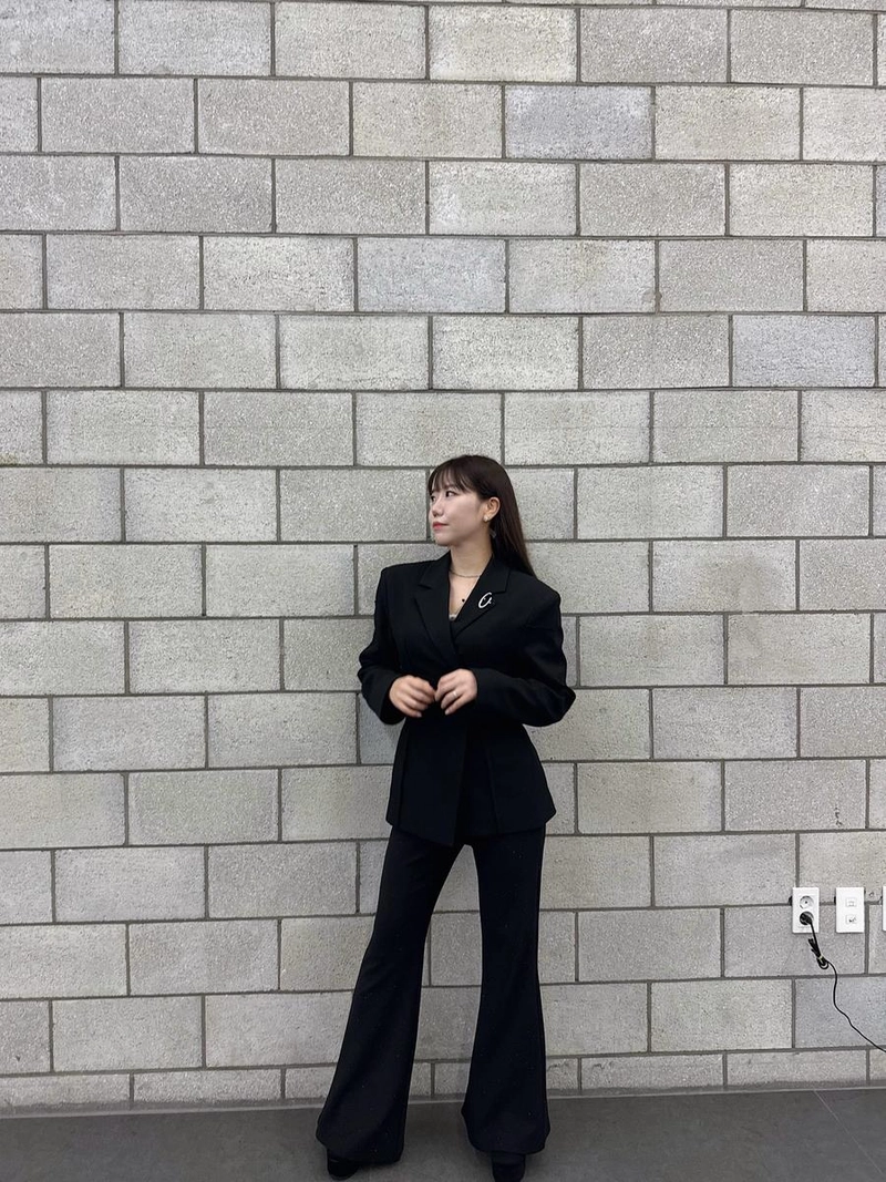 “더트롯쇼를 접수한 분위기”…김희진, 블랙 수트로 일상 압도 / 가수 김희진 인스타그램