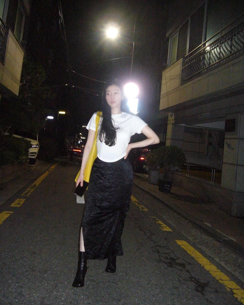 “자니요? 안자면 곧 유튜브 보러 올래니요”…이해리, 밤 거리 위 묘한 분위기→고요한 유혹 / 다비치 이해리 인스타그램