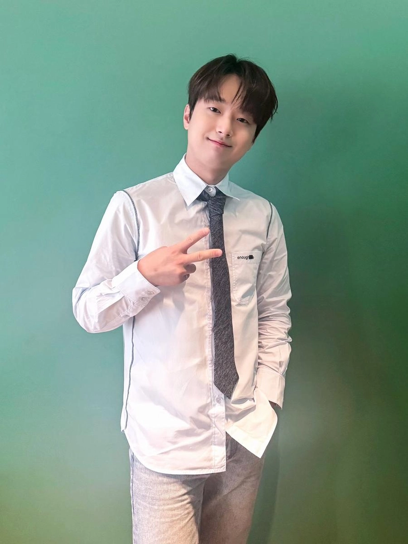 “치유되는 미소로 월요일 위로”…이찬원, 여름저녁 설렘→포근한 셔츠 셀카 / 가수 이찬원 인스타그램