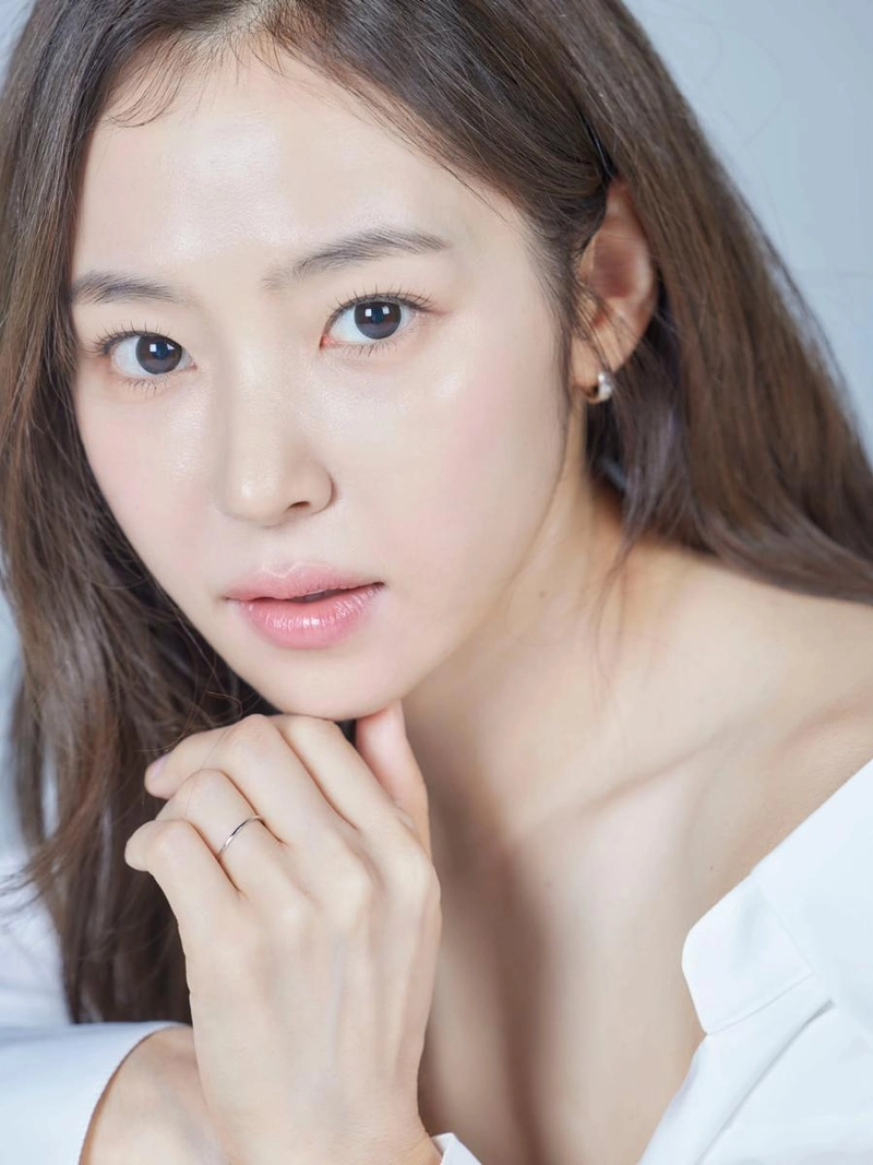 “눈동자에 담긴 맑은 온기처럼”…홍자, 깊어진 여름→청초한 성숙미 / 가수 홍자 인스타그램