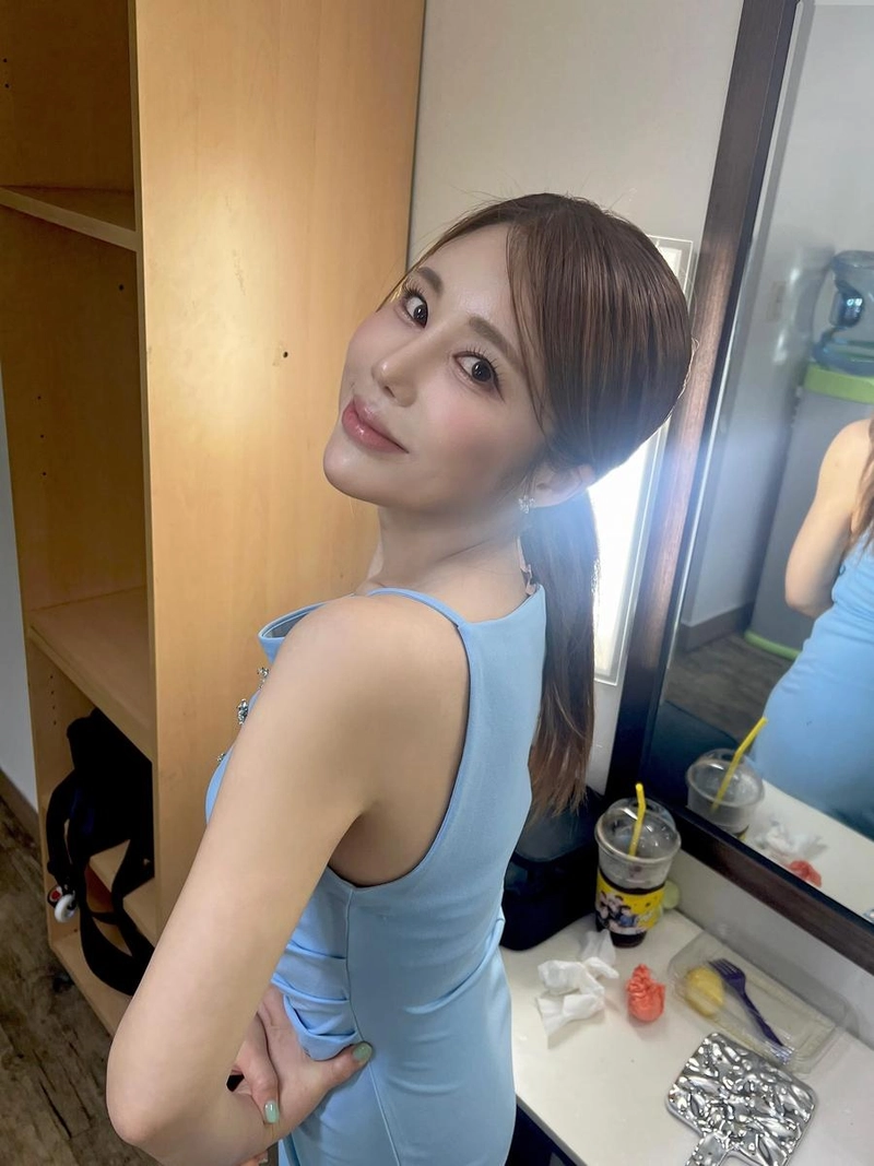 “오늘 밤의 설렘, 그대로 머금고”…김소유, 무대 직전→청아한 여름 여신 변모 / 가수 김소유 인스타그램