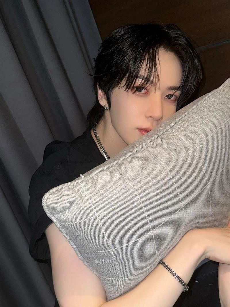 “Thank you Thailand”…이준혁, 휴식 속 깊어진 눈빛→몽환적 셀카 / 가수 이준혁 인스타그램