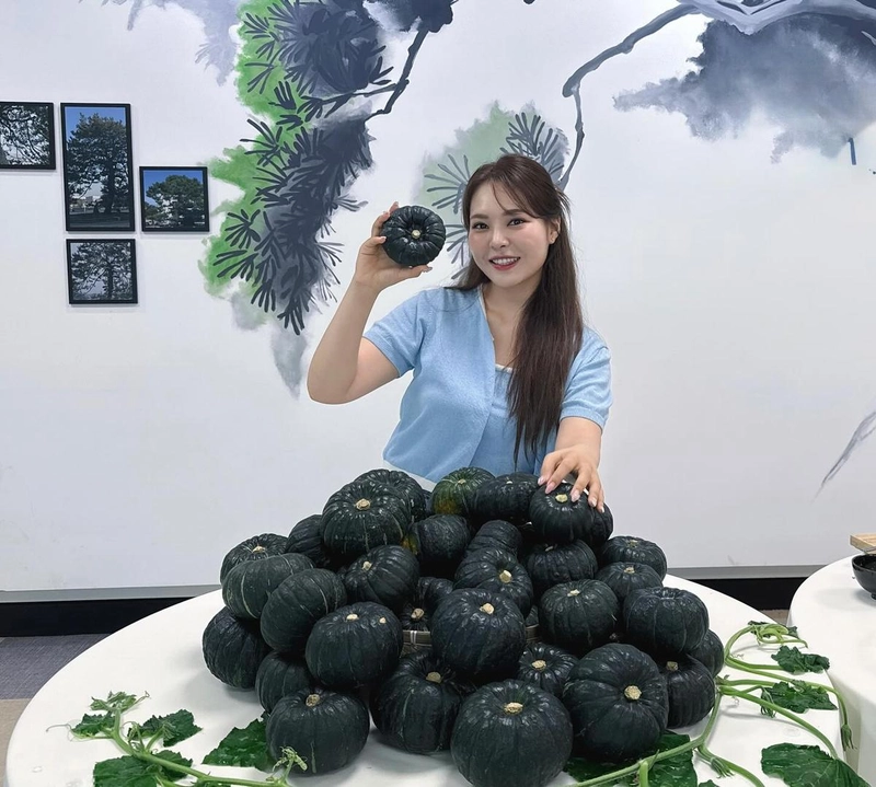 “밤호박 속 나를 찾아봐요”…미스김, 청명한 미소→여름 무드 청량감 / 가수 미스김 인스타그램