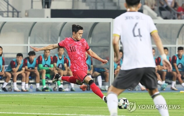 “왼발 중거리포 작렬”…이동경, 중국전 선제골→3-0 승리 앞장 / 연합뉴스