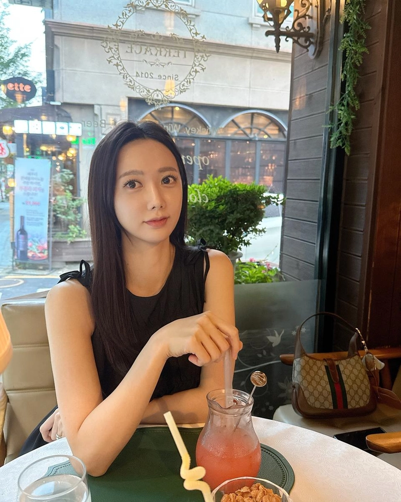 “물 속에 있는 듯한 기분”…권이슬, 도심 속 여름→감성 휴식 짙게 / 아나운서, MC 권이슬 인스타그램