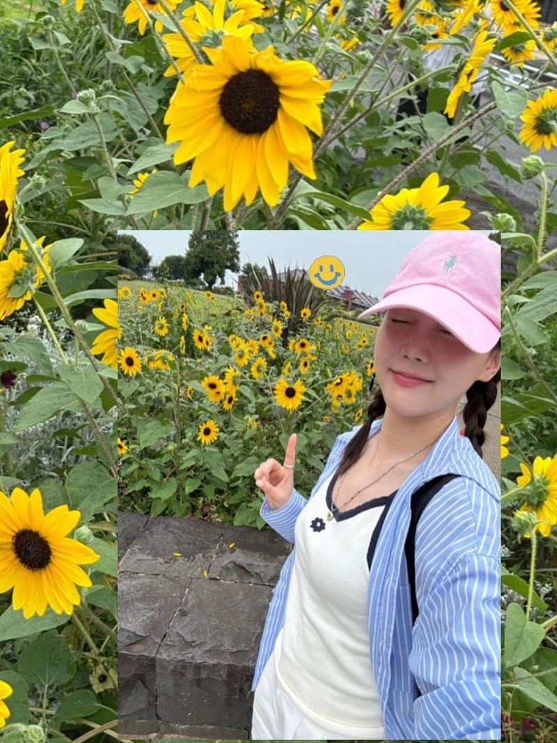 “여름 해바라기 속 눈웃음”…효정, 싱그러운 산책→청량美 눈부심 / 걸그룹 오마이걸 효정 인스타그램