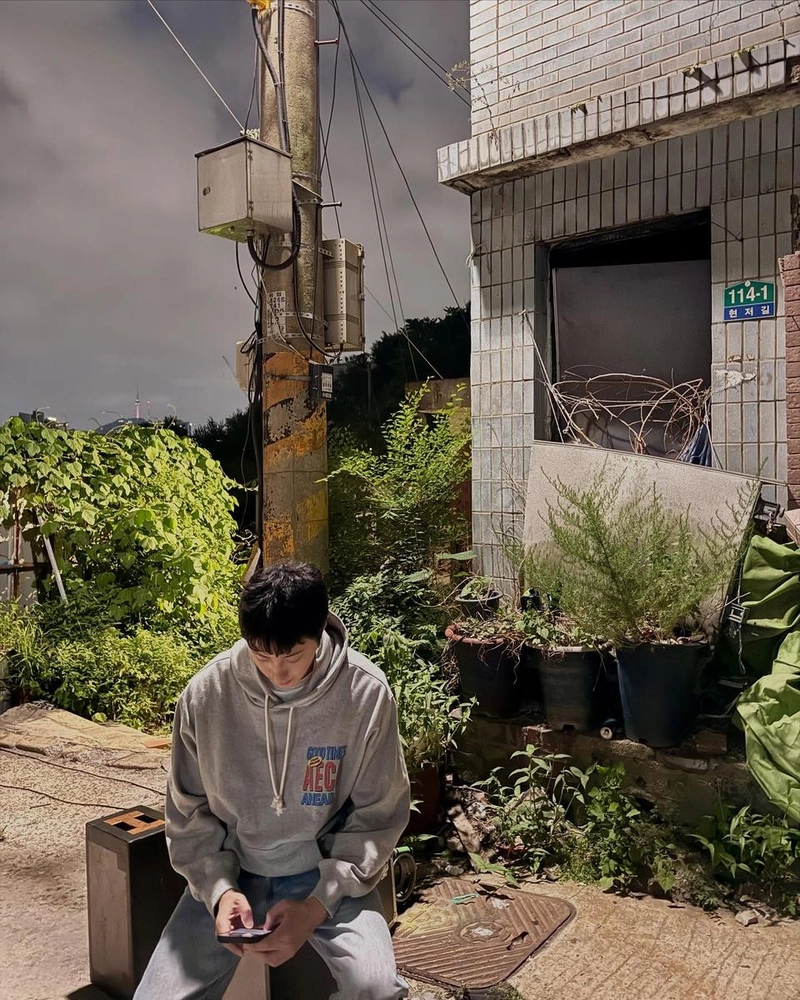 “깊어지는 여름밤의 고요함”…정일우, 골목길에서 마주한 사색→쓸쓸한 분위기 / 배우 정일우 인스타그램