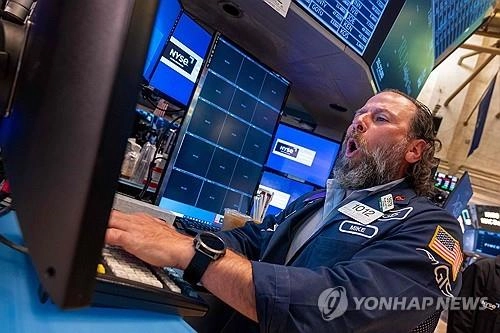 뉴욕증시, 트럼프 ‘韓·日 25% 상호관세’ 발표에 다우 1%대 하락