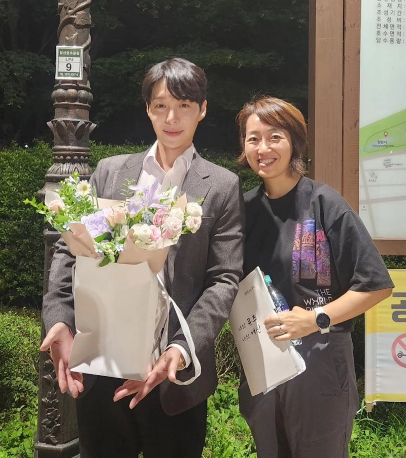 “사진첩을 보며 스며든 여름”…한기웅, 지난날의 꽃→여운 남긴 미소 / 배우 한기웅 인스타그램