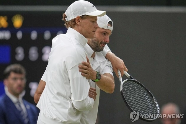 “탈락 위기 속 기권승”…신네르, 0-2 뒤집으며→윔블던 8강 진출 / 연합뉴스
