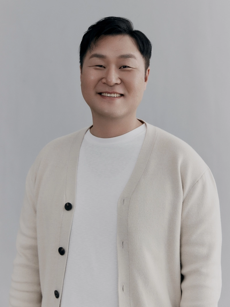 “시한폭탄 같은 존재감”…윤경호, ‘취사병 전설이 되다’ 행정 보급관 변신→캐릭터 기대감 폭발 / 눈컴퍼니