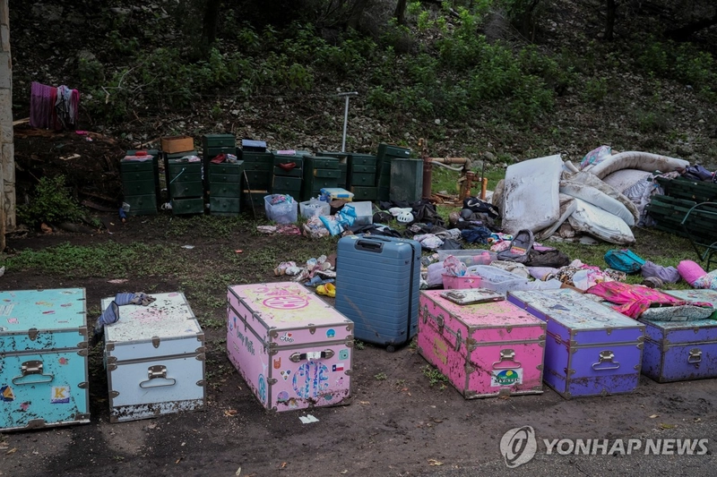 미 텍사스 홍수 피해 지역의 '캠프 미스틱' 참가 어린이들이 남긴 여행가방[로이터=연합뉴스]
