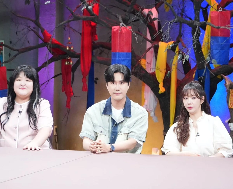 “무더위를 날릴 오싹함”…신성, 단호한 눈빛→여름밤 깨우는 귀묘 한 장면 / 가수 신성 인스타그램