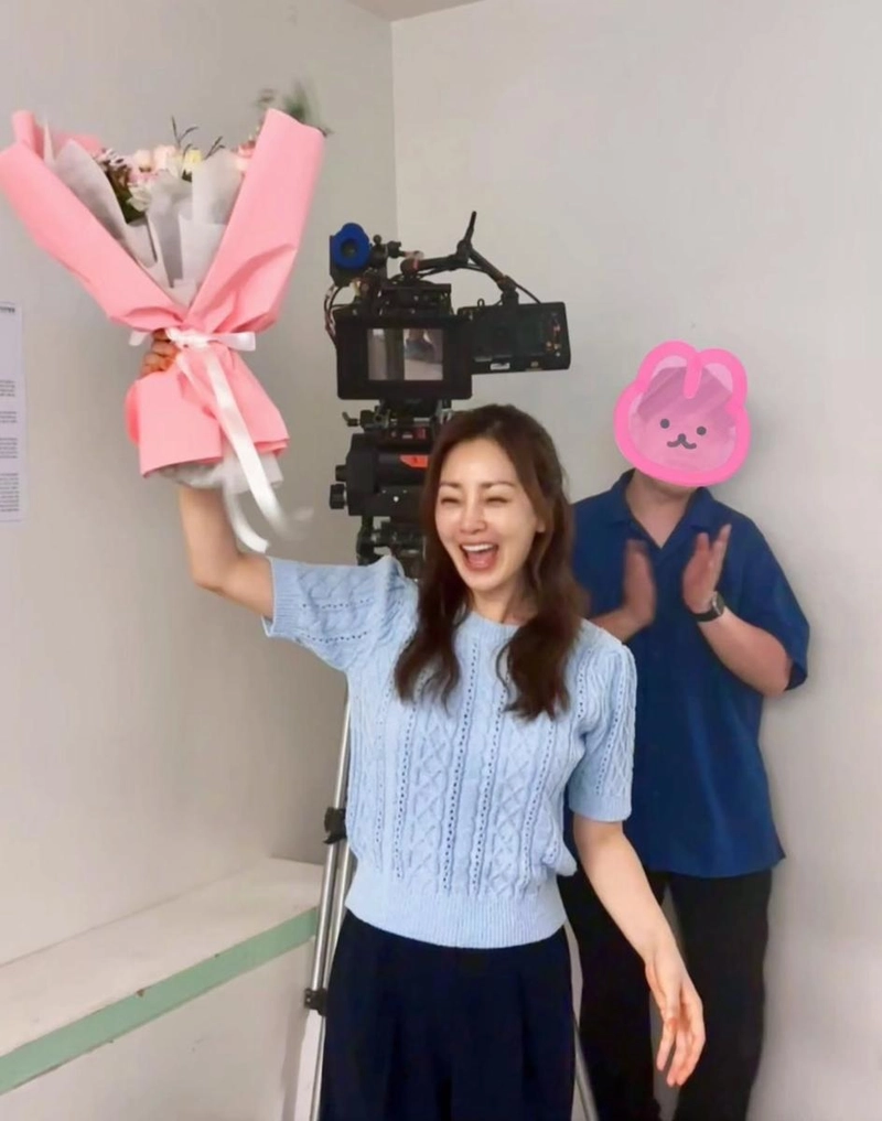 “감독님께 마음을 전하며”…오나라, 촬영 현장→행복 미소 물결 / 배우 오나라 인스타그램