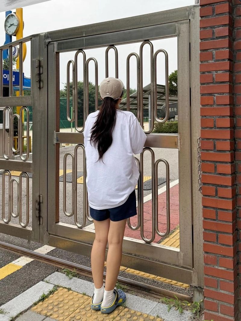 “동네 한바퀴 돌면서”…지숙, 담장 너머로 스며드는 여름→추억 산책 / 걸그룹 레인보우 지숙 인스타그램