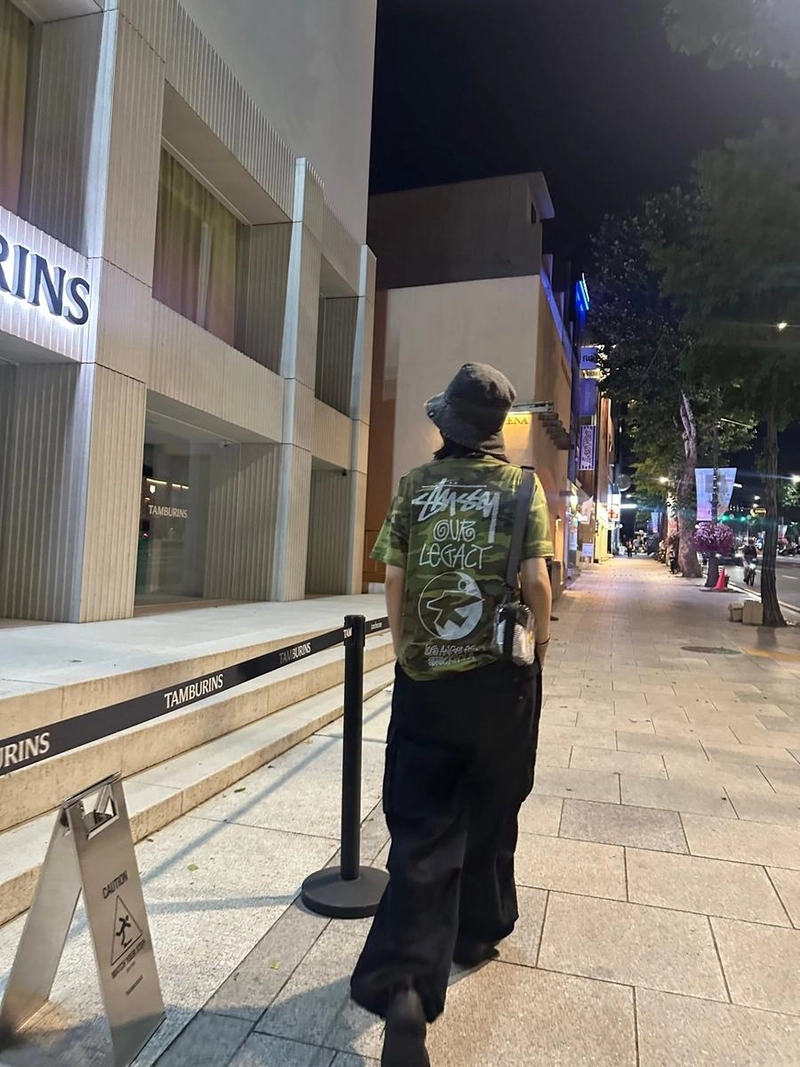 “몇 일 전에 찍힌 사진”…장윤정, 무심한 밤 산책→힙한 개성 폭발 / 가수 장윤정 인스타그램
