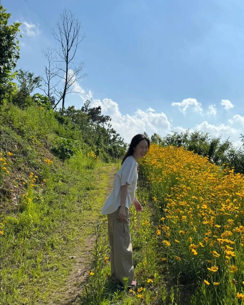 “나의 영원한 공주님”…한수연, 그리움 속 여름→노란 들꽃 사이 빛났던 순간 / 배우 한수연 인스타그램