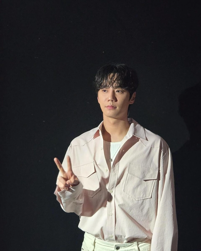 “섬세한 눈빛에 머무른 여름”…이준영, 무성한 여운→담백한 청량美 / 가수, 배우 이준영 인스타그램