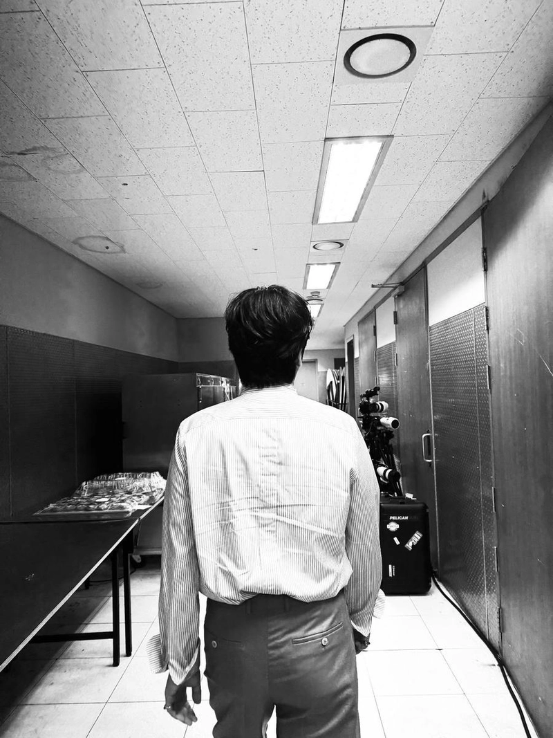 “순간을 밀고 나아간다”…이동휘, 등 너머의 여운→흑백 속 뒷모습 / 배우 이동휘 인스타그램