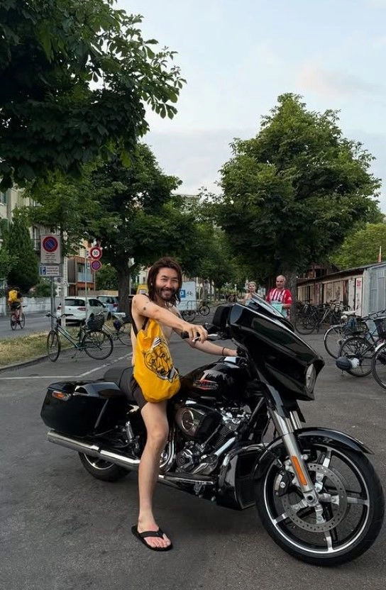 “노홍철, 스위스에서 환한 미소”…유럽 여행 속 일상 공개→자유분방 매력 빛났다
