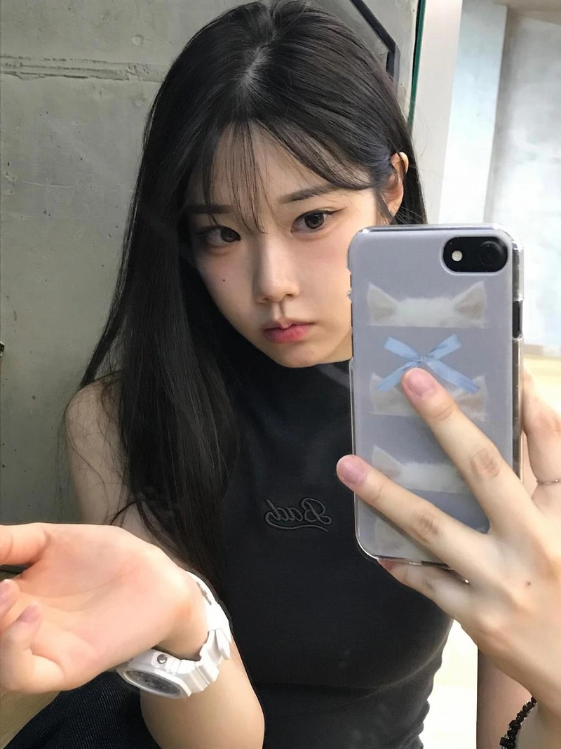 “묘한 눈빛, 미묘한 여운”…채원, 거울 앞에서→여름 오후 존재감 / 걸그룹 클라씨 채원 인스타그램