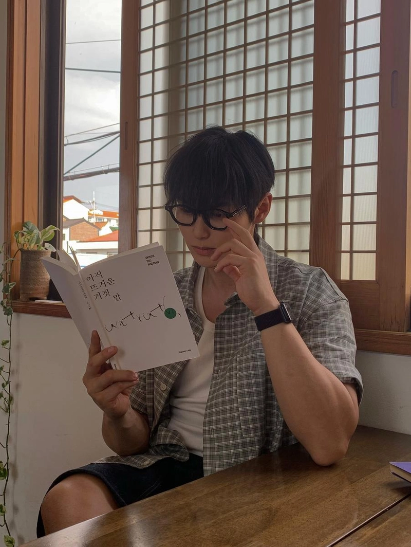 “제가 좋아하는 제주 카페 4곳 추천드려요”…김광태, 오후 햇살 속 사색→여운 깊은 한 페이지 / 환승연애3 출연자 모델 김광태 인스타그램