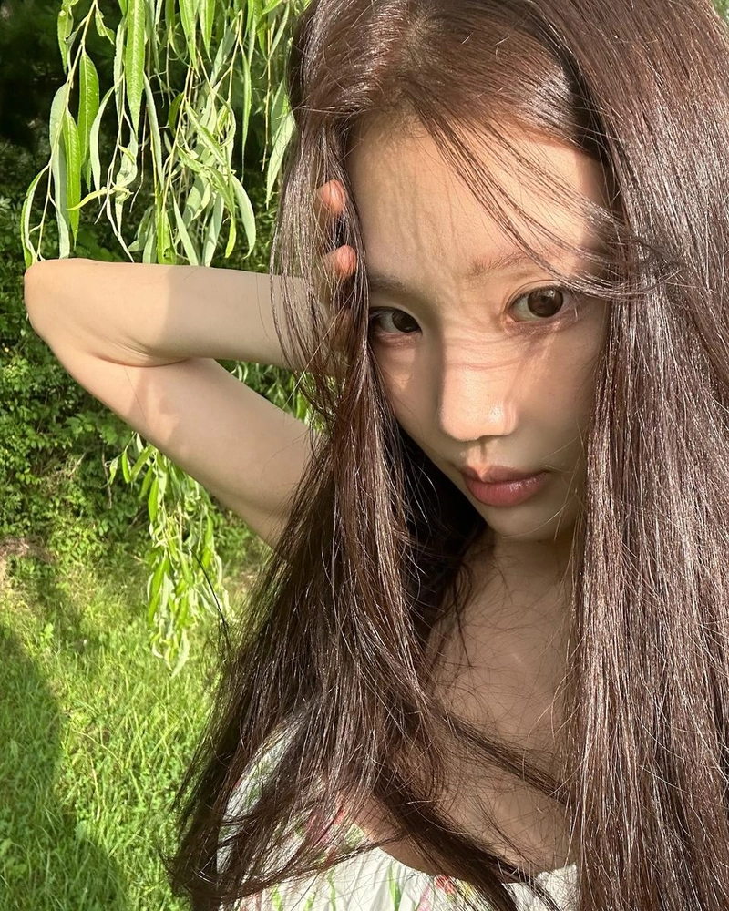 “초록빛 여름 아래에서”…주이, 자연와 닿은 눈빛→순수 감성 폭발 / 걸그룹 모모랜드 주이 인스타그램