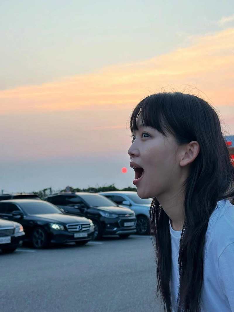 “입가에 번진 여름 노을”…진기주, 해질녘 감성→순수한 일상 포착 / 배우 진기주 인스타그램