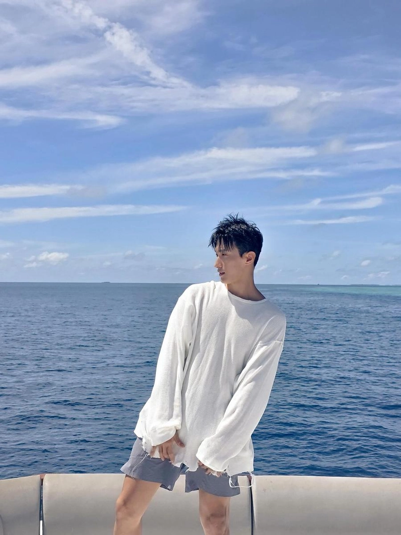 “몰디브 좋다”…도겸, 햇살 아래 여유로움→청량한 근황 / 그룹 세븐틴 도겸 인스타그램
