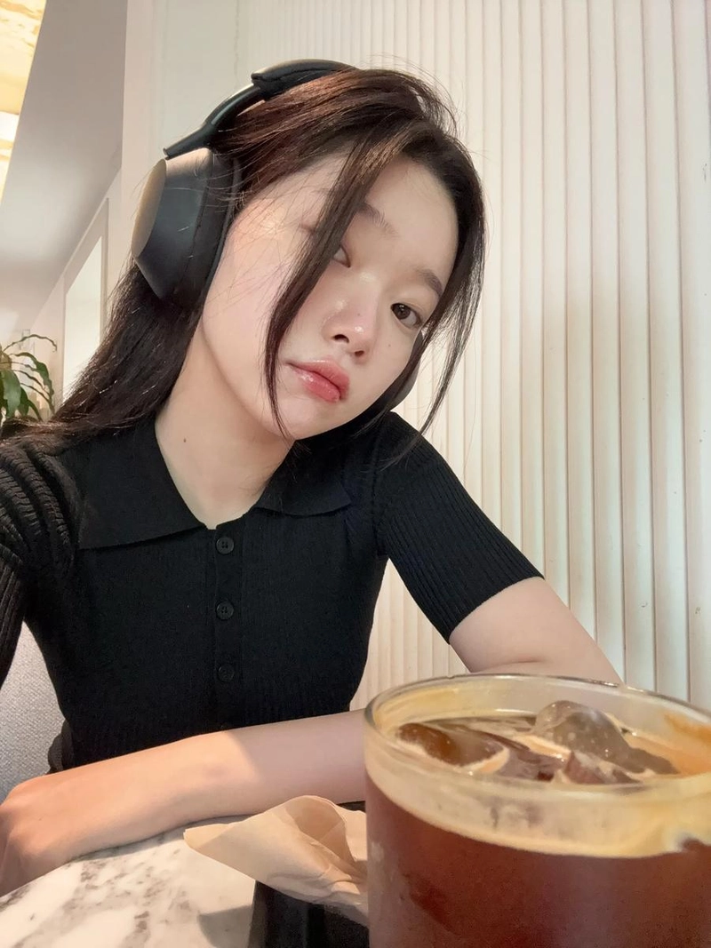 “사장님 포크 하나 주셔도돼용”…츠키, 여름 오후 감성→카페에서 여운 / 걸그룹 빌리 츠키 인스타그램