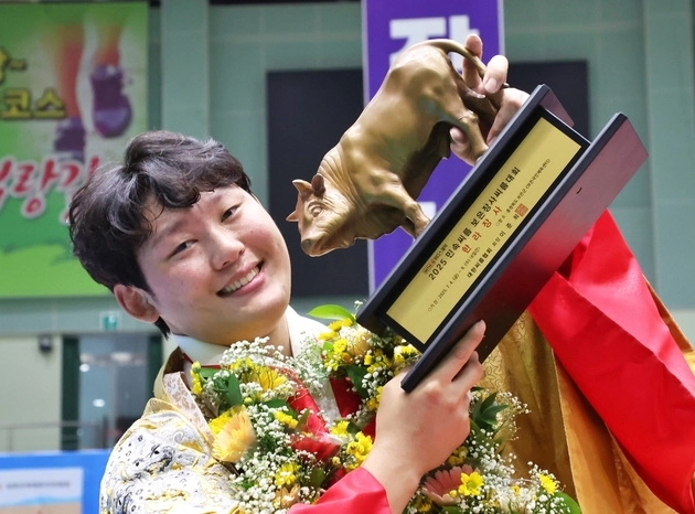 “밀어치기·들배지기 작렬”…오창록, 보은장사씨름대회 한라장사 등극→1년 9개월 만의 정상 탈환 / 연합뉴스