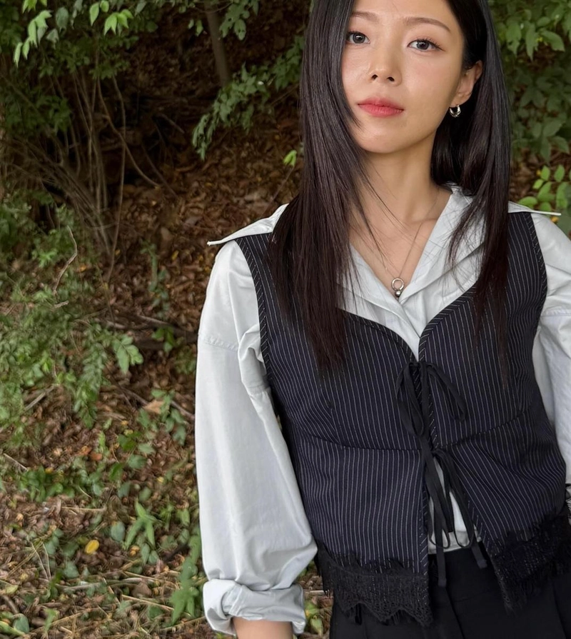 “조용히 스며드는 여름”…HYNN, 깊어진 눈빛→자연에서 전하는 고요 / 가수 HYNN(박혜원) 인스타그램