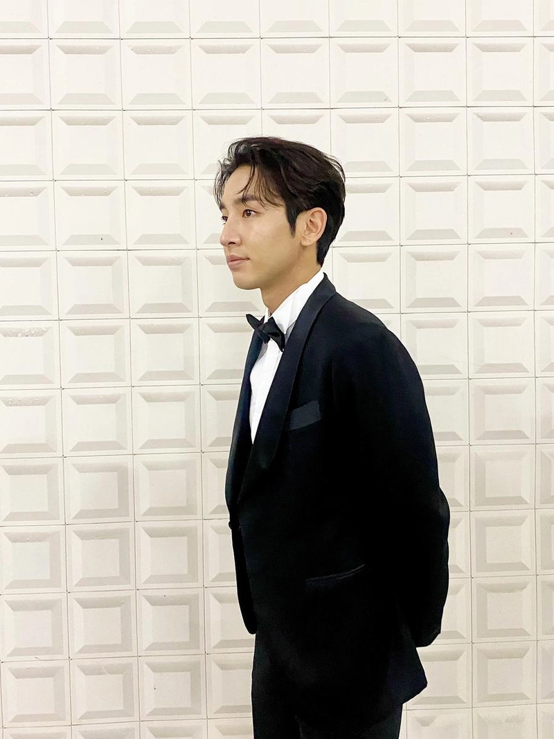 “정적 속에 머문 순간”…송지호, 여름밤의 단정함→흑타이 품격 / 배우 송지호 인스타그램