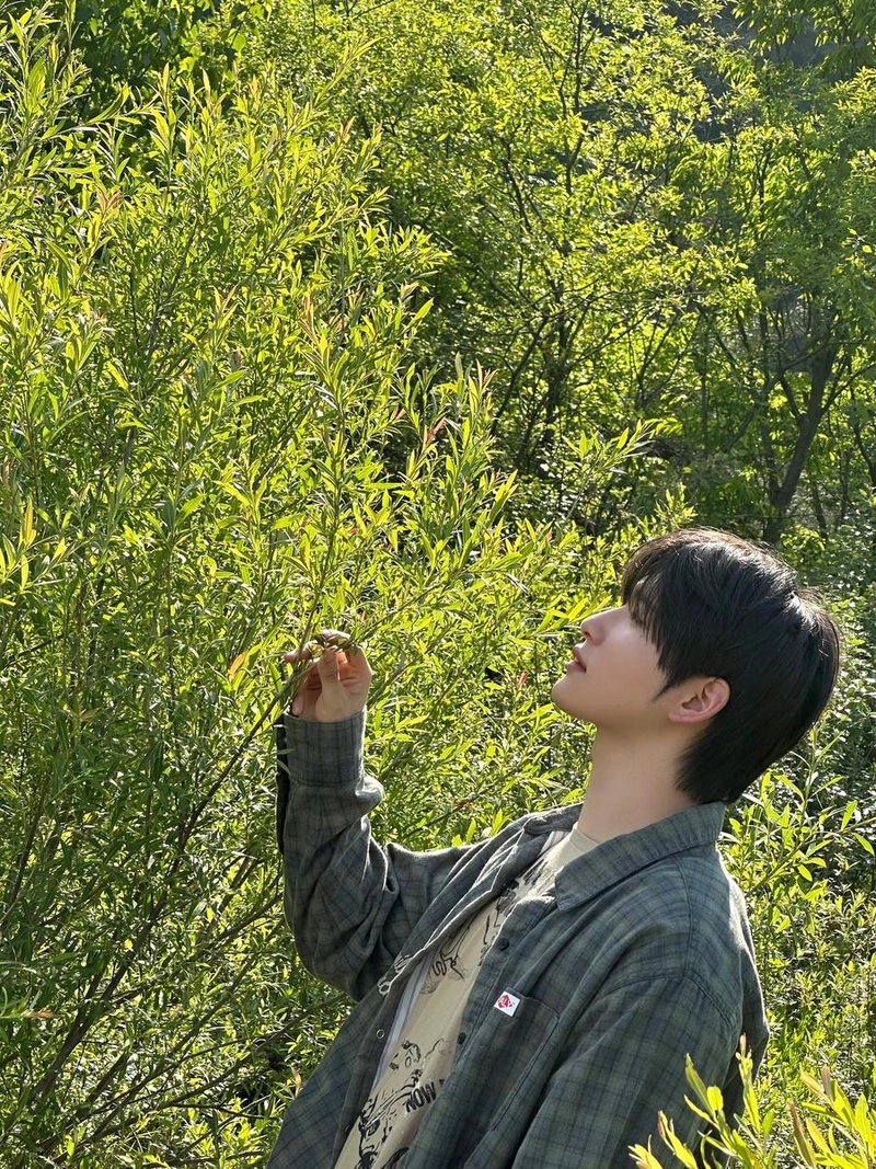 “여름이다”…우빈, 초록빛 속에서→잔잔한 설렘 가득