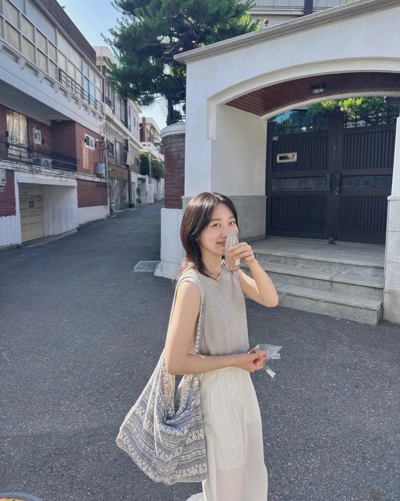 “여름날의 반짝임”…김슬기, 맑은 미소→도심 산책에 녹아든 기분 / 배우 김슬기 인스타그램