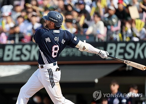 “연타석 홈런포 작렬”…케이브, 롯데전 극적 역전포→두산 3연승 견인 / 연합뉴스