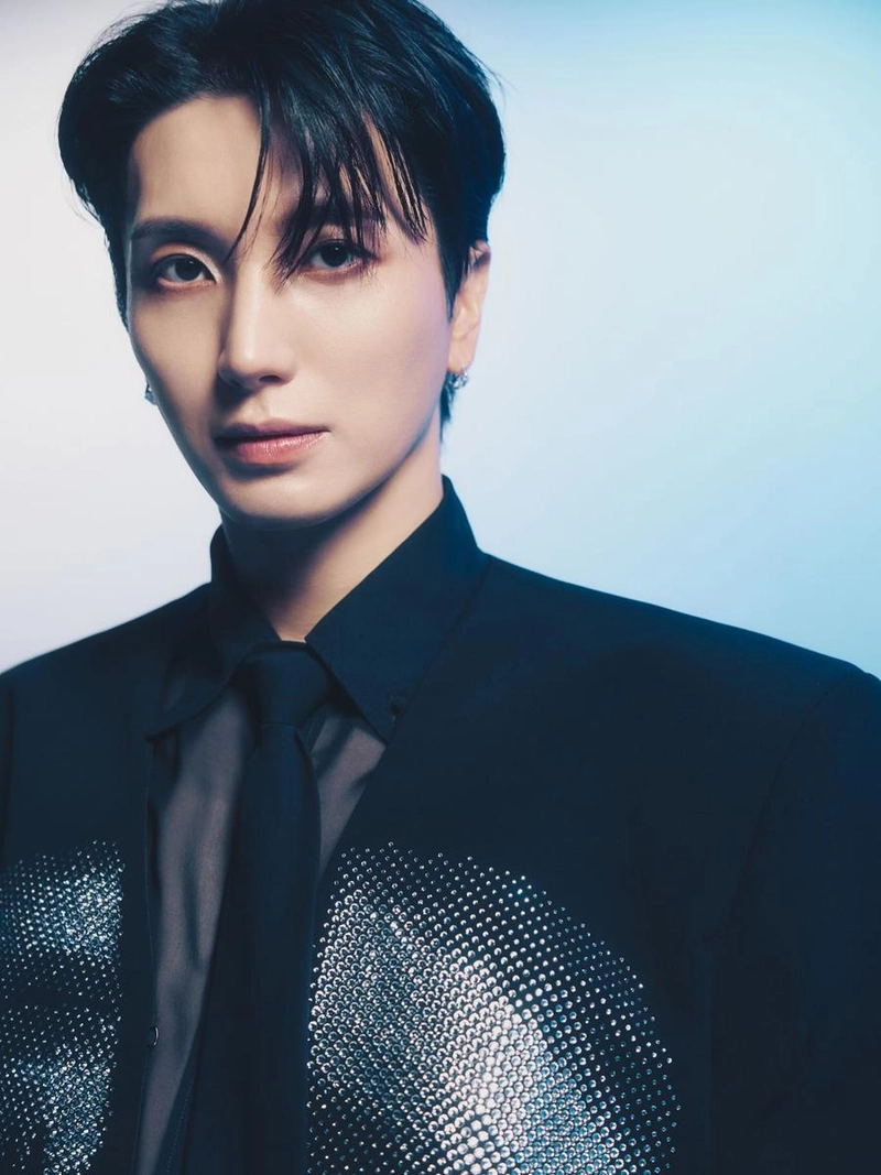 “It's just the beginning”…이특, 신비로운 눈빛→여름 밤 분위기 압도 / 그룹 슈퍼주니어 이특 인스타그램