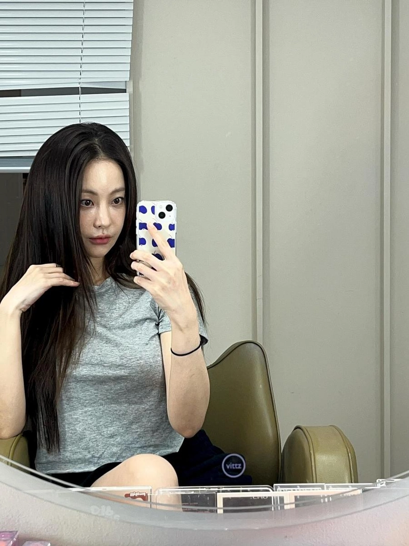 “무심한 거울 속 응시”…오연서, 긴장과 평온의 교차→심연 같은 미모 / 배우 오연서 인스타그램