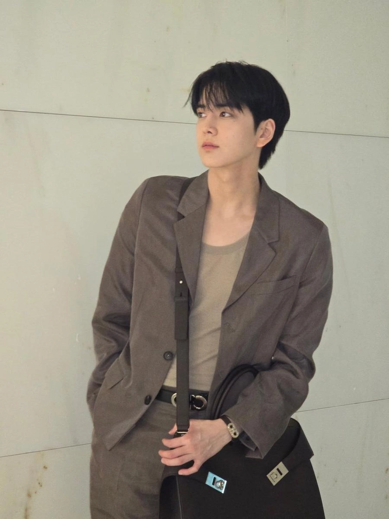 “시선 머문 순간”…영훈, 모던 수트로 여름 밤→절제된 세련미 / 그룹 더보이즈 영훈 인스타그램