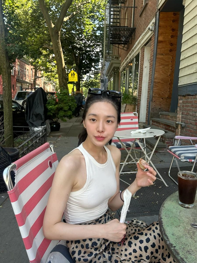 “햇살 아래 잠시 멈춤”…박규영, 여름 오후→도심 속 휴식 / 배우 박규영 인스타그램